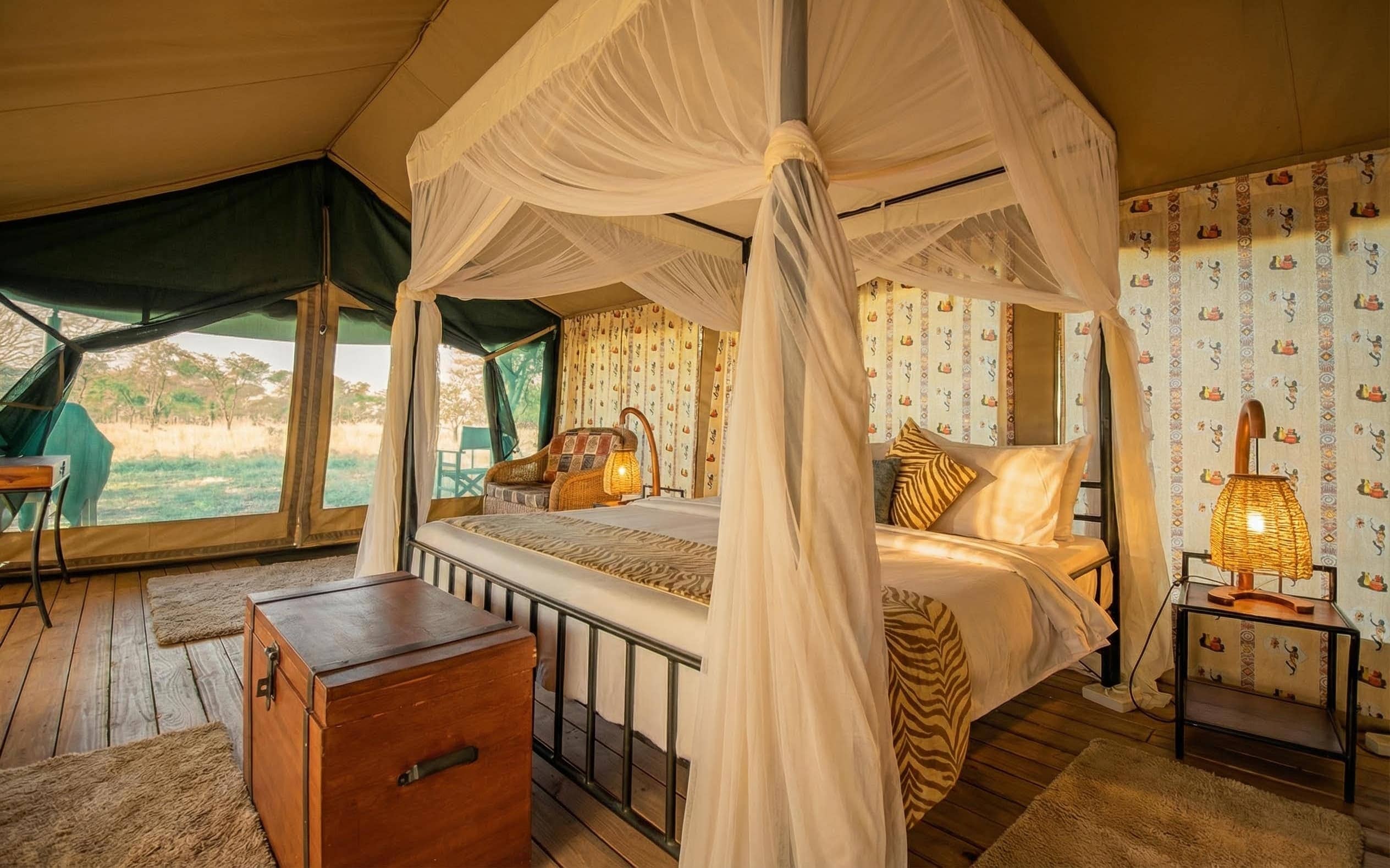 Mid-range safari camp restaurant and lounge